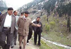 Governor, Shri N. N. Vohra during visit to route to the Holy Cave Shrine of Shri Amarnathji at Pahalgam-Chandanwari area.