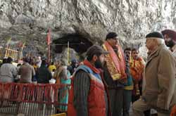 Governor, Shri N. N. Vohra and CEO Shri Amarnath Shrine Board, Shri B.B.Vyas interatcing with Yatris (pilgrims) during visit to the Holy Cave Shrine of Shri Amarnathji. 
