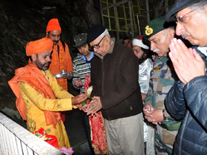 Governor paying obeisance at Shri Amarnath Sanctum Sanctorum