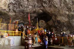 Yatris paying their obeisance at the Holy Cave Shrine of Shri Amarnathji. 